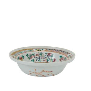 A Chinese porcelain famille rose basin. Painted to the centre…
