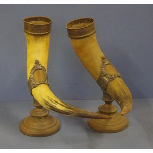 Pair of vintage decorative mounted horns, with cast metal…