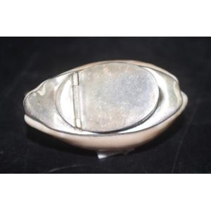 Good shell form & silver small snuff box shell form body, with…