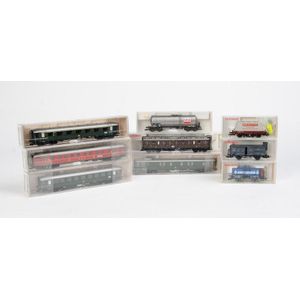 Fleischmann: HO scale carriages and freight cars comprising…