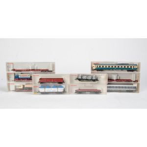 Fleischmann: HO scale carriages and freight cars, comprising…