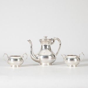 A Walker & Hall silver plate coffee set, includes a tea pot,…