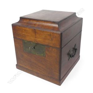 A small Georgian mahogany cellarette, with pagoda shaped hinged&hellip;
