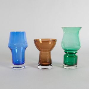 A suite of three Riihimaen Lasi Oy glass vases, in green, blue ...