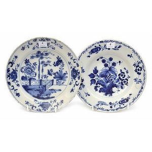 A pair of 18th century blue and white plates, 22.5 cm diameter