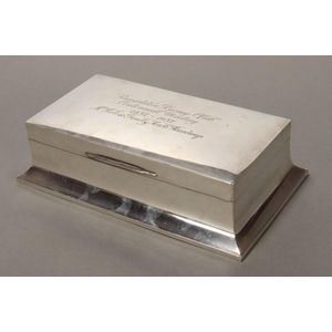 Elizabeth II sterling silver table cigarette box and cover,…
