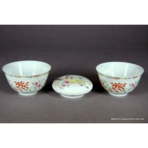 A pair of Chinese porcelain tea cups and a box. Adelicately…