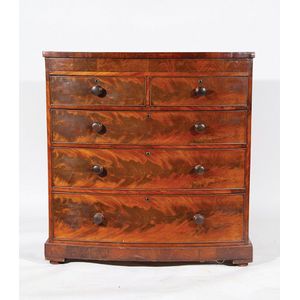 Lot - A George III mahogany bachelors chest the cross banded, moulded top  (a/f)