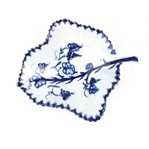 An 18th century Lowestoft blue and white pickle dish in the…