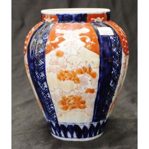 Japanese Imari pattern ceramic table vase traditional painted…