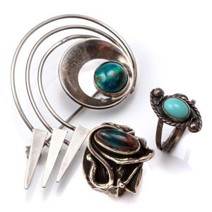 Silver stone set brooch and rings, modernist brooch centring a…