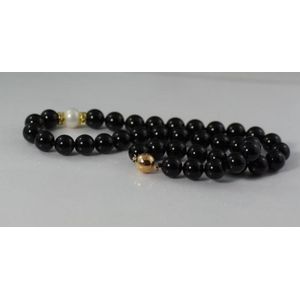 Black onyx and pearl necklace, with magnetic metal fastening