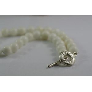 White onyx necklace with clasp marked Tiffany,