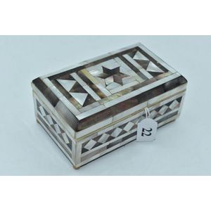 Victorian mother of pearl silk lined trinket box, width 12 cm