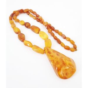 A butterscotch amber bead pendant necklace.
