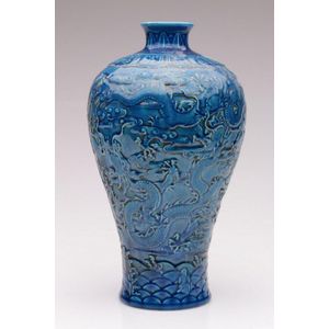 Meiping shaped Chinese blue ground dragon vase, height 29.5 cm