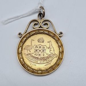 Advance Australia 9ct yellow gold medallion, awarded to Sergant…