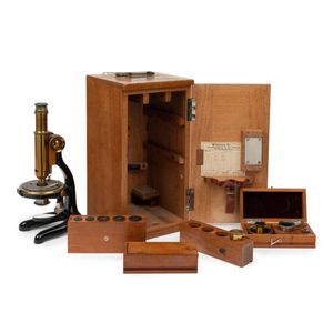 Microscope: Leitz Wetzlar 29 cm high lacquered brass and steel…