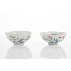 A pair of Chinese Famille-rose bowls, 12.5 cm diameter