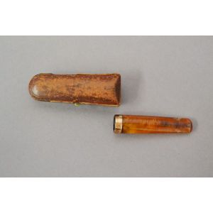 Antique amber and gold cheroot holder in case marked 375,…