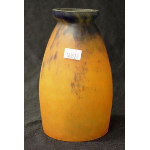 Daum Nancy style glass lamp shade marked to rim, height 15.5 cm