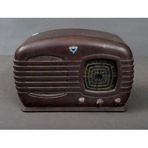Genalex Valve Radio. Brown Bakelite case. Height 21 cm