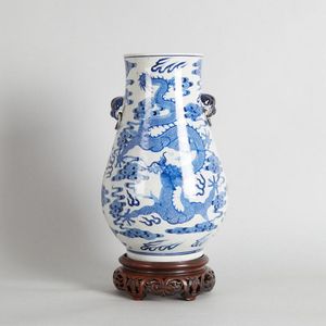 A Chinese Qing Dynasty blue and white 'Dragon' vase…
