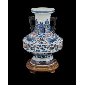 Chinese blue & white underglaze red vase, twin handles with…