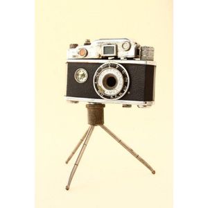 Collectable Japanese camera lighter, c.1949, set with tripod…