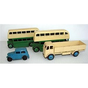 Dinky Toys 541 – Autocar Mercedes-Benz Rouge/crème – 1:43 – Neuf Sous Blister
