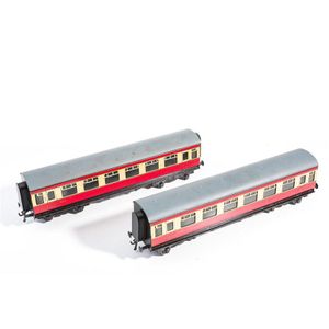 A set of 2 boxed Bassett Lowke O gauge BR passenger coaches…