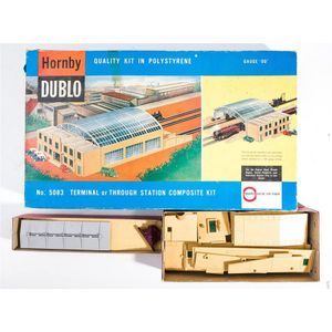 A collection of Hornby Dublo boxed accessories consisting of a…