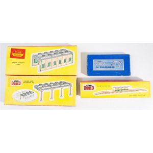 A collection of boxed Hornby Dublo trackside accessories…