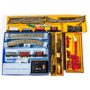 A collection of Hornby Dublo boxed items consisting of an EDG7…