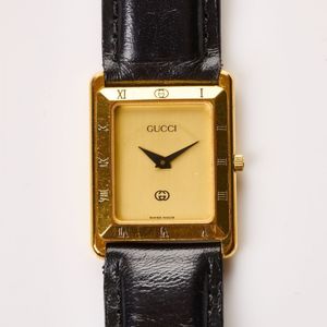 Gucci 4200 M Rectangle Black Dial Gold Plated Swiss Movement Watch GUCCI, A LADIES GUCCI 4200FM QUARTZ WRISTWATCH in gold  main image 4