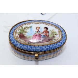 Meissen porcelain snuff box, fine hand painted with metal…
