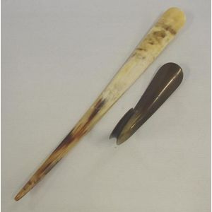 Two vintage shoe horns comprising of a horn and brass shoe horn