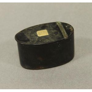 A Georgian tortoiseshell lidded snuff box oval with gold…