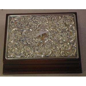Whitehall silver plate floral trinket box, in original box. 15.…