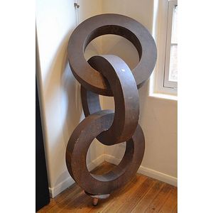 Sculptura (20th century) Interlocking rings 2005 corten steel…