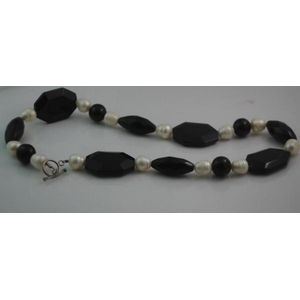 Pearl and onyx necklace with silver clasp