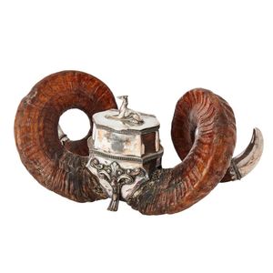 A Scottish Victorian ram's horn snuff mull, the hinged cover…