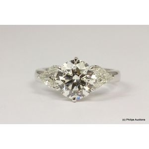 A brilliant cut & trillion cut diamond ring of 3.80ct. 18ct and&hellip;