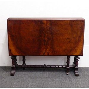 A Victorian figured walnut Sutherland table, oblong drop sides…