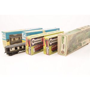 H0/00 Gauge Airfix Harrow Loco Kitset two Kitmaster coaches…