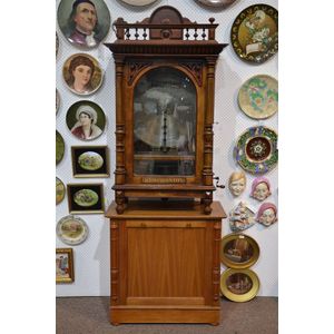 Large Symphonion upright music box. By Symphonion, double comb…