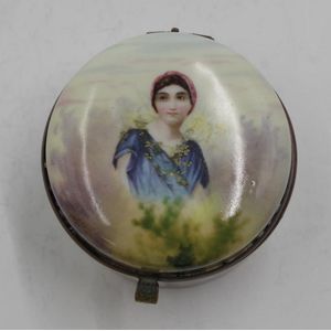 Antique Continental porcelain trinket box. Decorated with a…