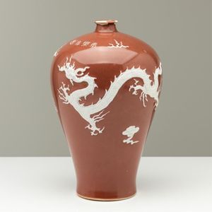 Chinese Meiping shaped red ground vase with low relief&hellip;