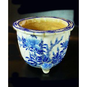 A Japanese blue & white early jardiniere blue floral…