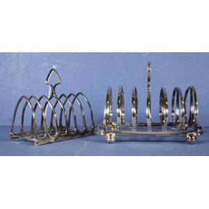 An English 20th century silver-plated toast rack, marked WH. - Bukowskis